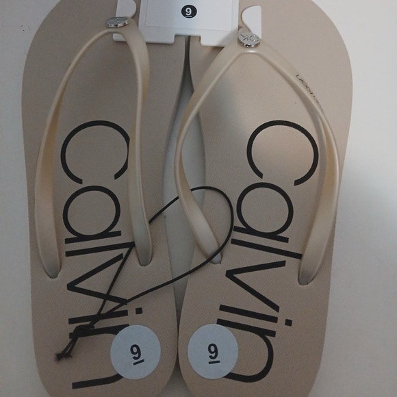 Calvin Klein - Picture 1 of 3